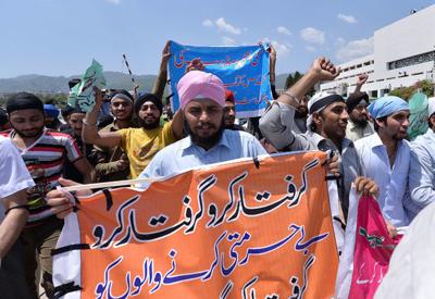 Sikhs push into Pakistan parliament, protest attacks