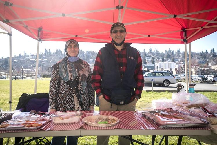 Sisters Cooking at Hood River Farmers Market, Photo by David Hanson.jpg