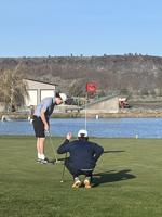 HRV boys golfers go low in Madras tourney