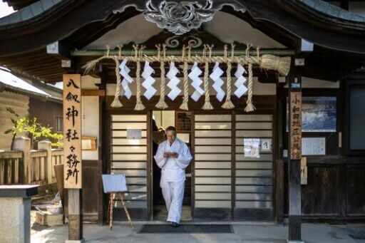 When the crossing appears, Yatsurugi's priest holds a Shinto ritual on the ice, something Miyasaka has been able to do just 11 times in over four decades in the job