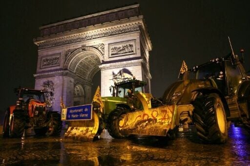 Some tractors reached the Eiffel Tower and others the Arc de Triomphe