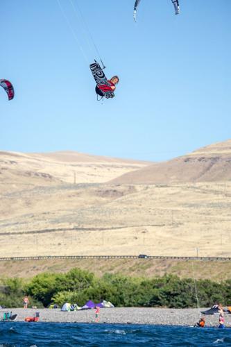 Tardy winds can’t keep Hood River Huckfest down