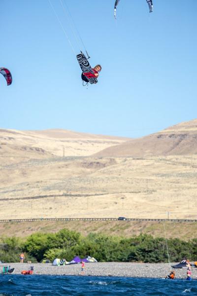 Tardy winds can’t keep Hood River Huckfest down