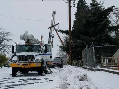 Damaged Power Pole Causes 5 Hour Power Outage 911 Unaffected News Columbiagorgenews Com