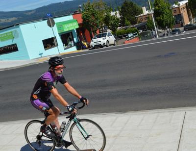 Cyclist rolls through Hood River on cancer-fighting ‘Victory Tour’