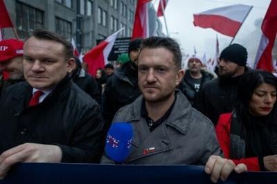 British far-right activist Tommy Robinson (C), whose real name is Stephen Yaxley-Lennon, boasts a significant online following and is a highly contentious figure in Britain