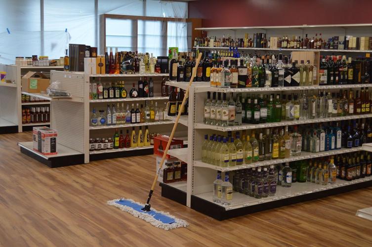Hood River Liquor packs up and moves — three doors down