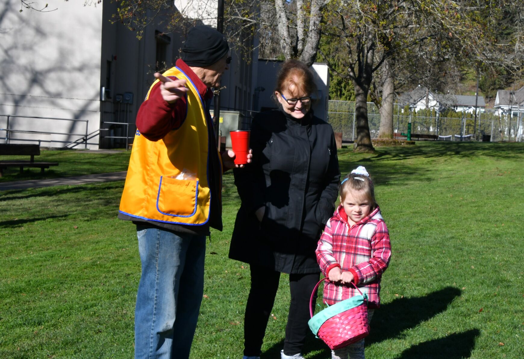Dick Pratt of WS Lions explains the Easter plan with Susan McGraw and her grandaughter Harley DeLay 4 years..JPG