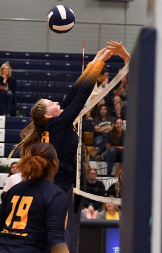 Volleyball Falls in Five at Delaware State After Falling Behind, 2