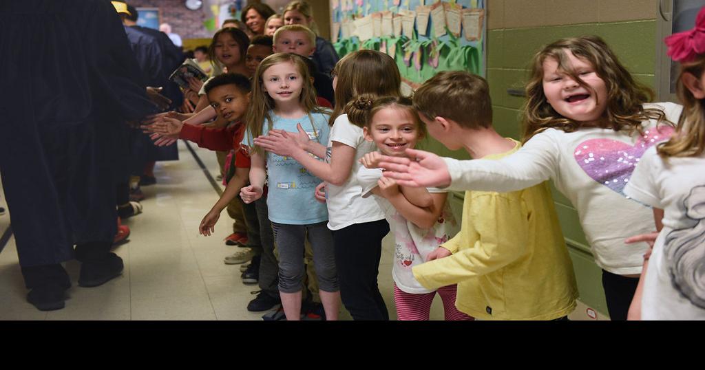 Cedar Ridge Elementary School students celebrate the graduating seniors