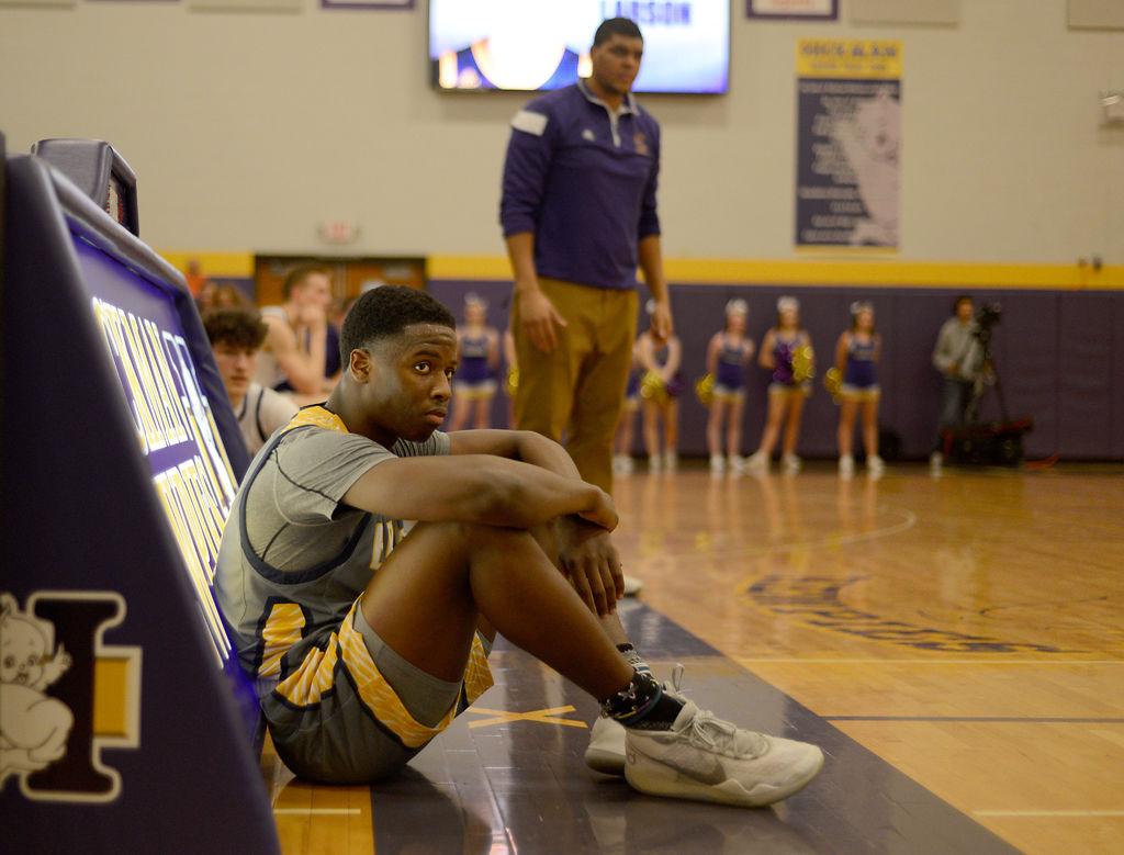 Hickman Boys Basketball Takes Down Crosstown Rival Battle Prep Sports Columbiamissourian Com