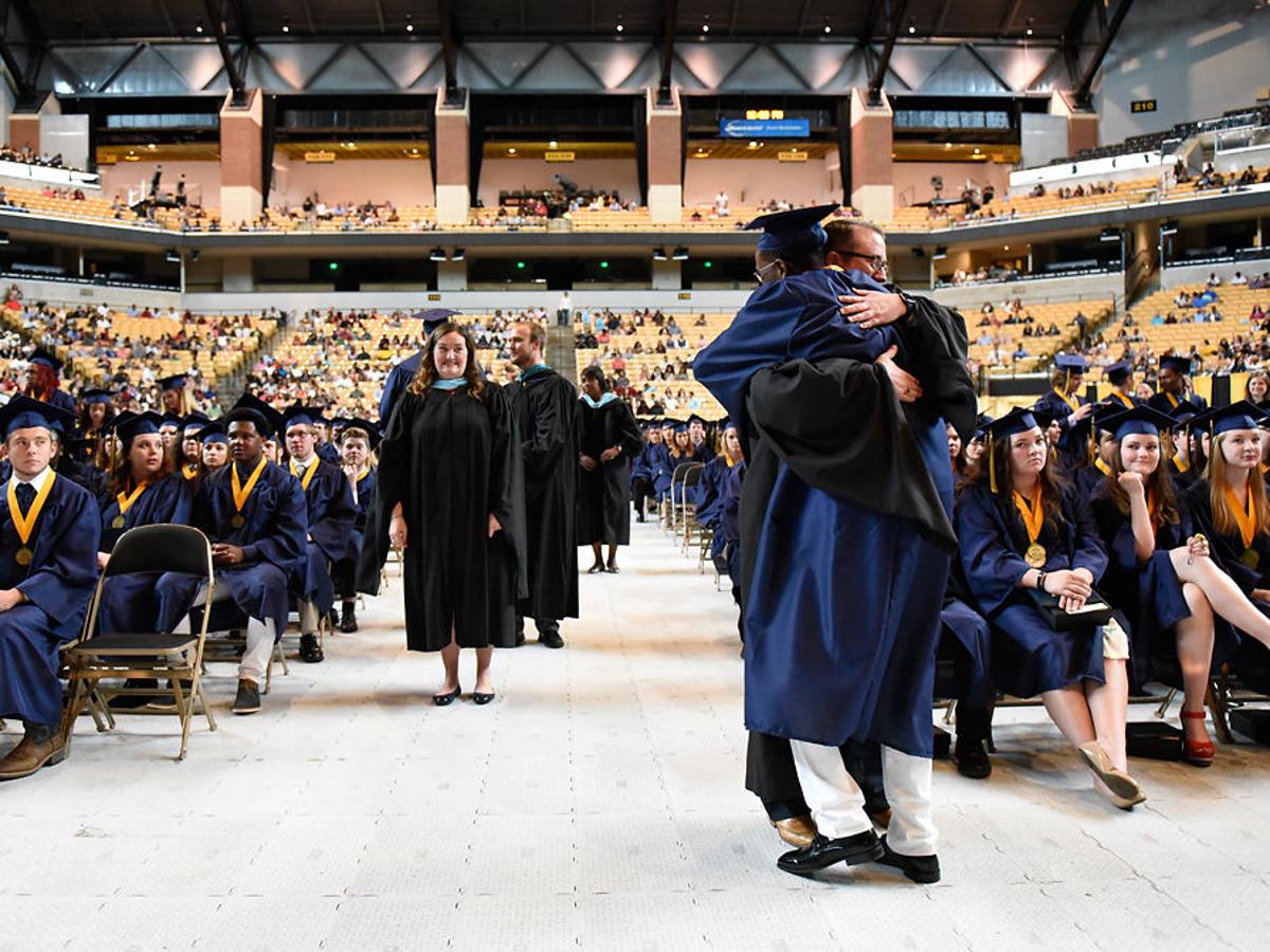 Battle High School Commemorates Its First Four Year Students Graduation K 12 Education Columbiamissourian Com University Of Missouri Graduation Dates 2022
