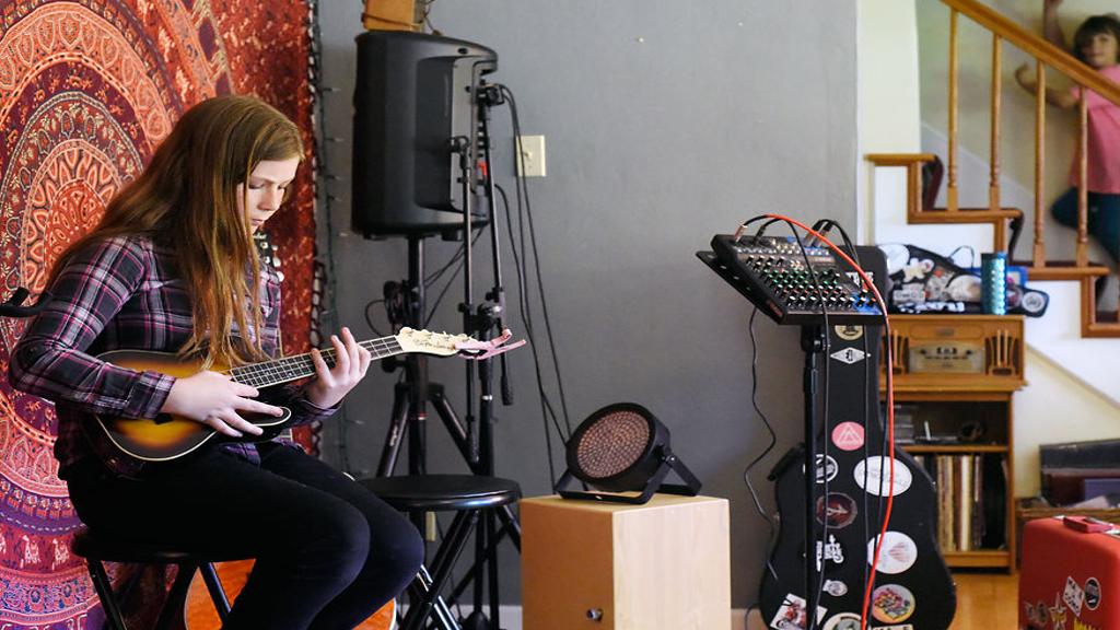 Burney Sisters bring youth to local music scene | News |  columbiamissourian.com