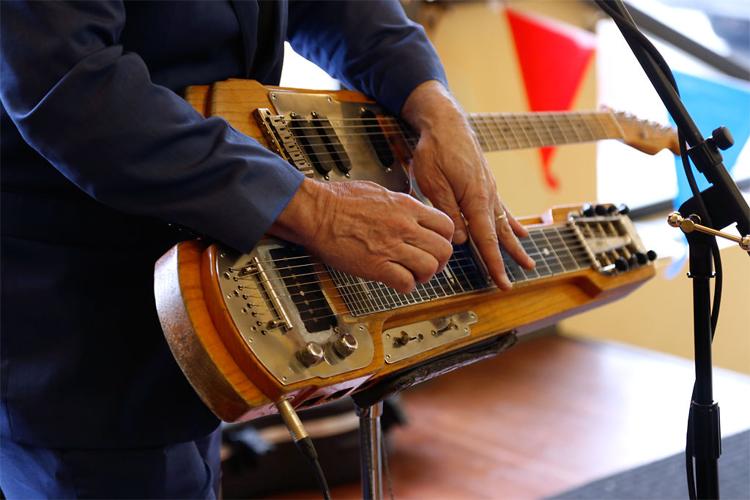 PHOTO GALLERY: Junior Brown performs free show before Blue Note concert |  Photos | columbiamissourian.com