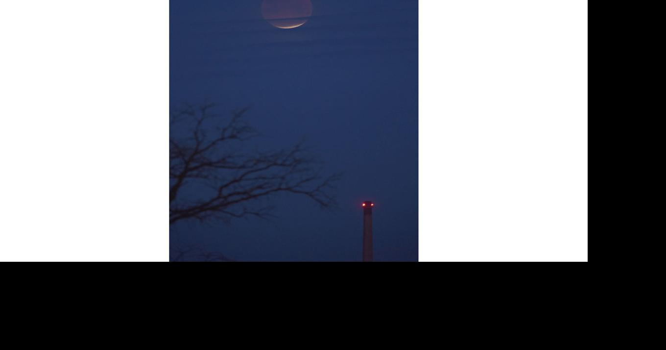 The super blue blood moon nears a total lunar eclipse | Photos ...