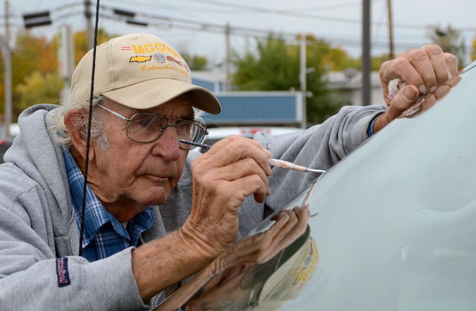 Columbia sign painter keeps the tradition of handlettering alive