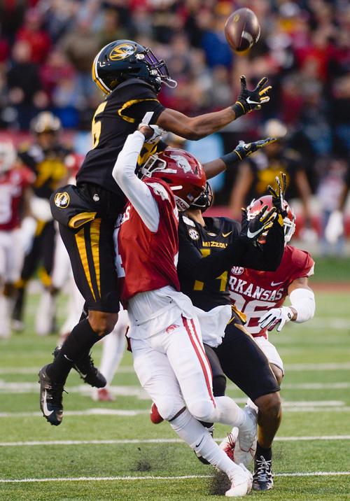 Tauskie Dove jumps to catch a pass