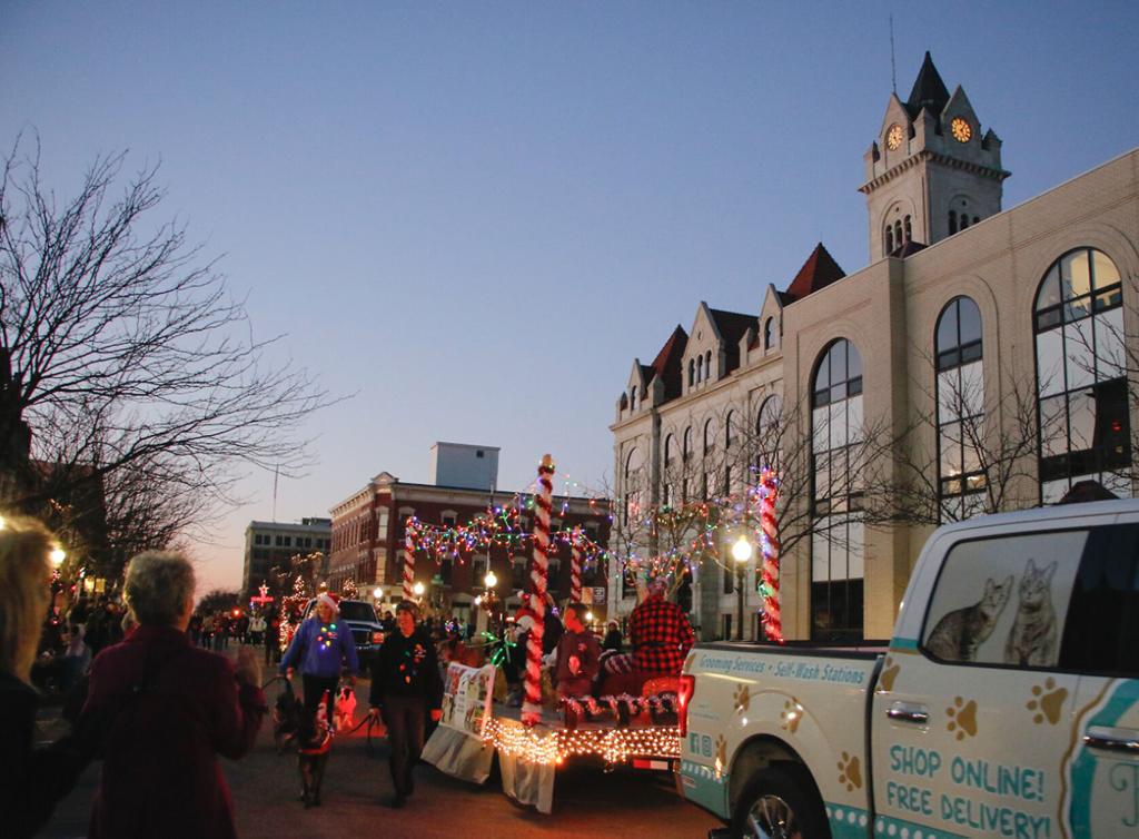 Waynesville Mo Christmas Parade 2022 Jefferson City Christmas Parade Has Bands, Candy, Holiday-Themed Floats |  Central Missouri | Columbiamissourian.com