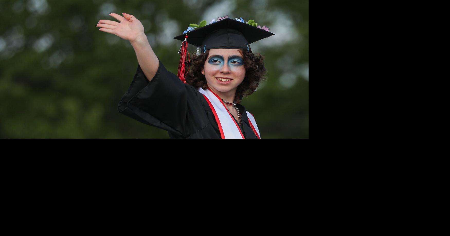 Kaya Garibay waves to the crowd
