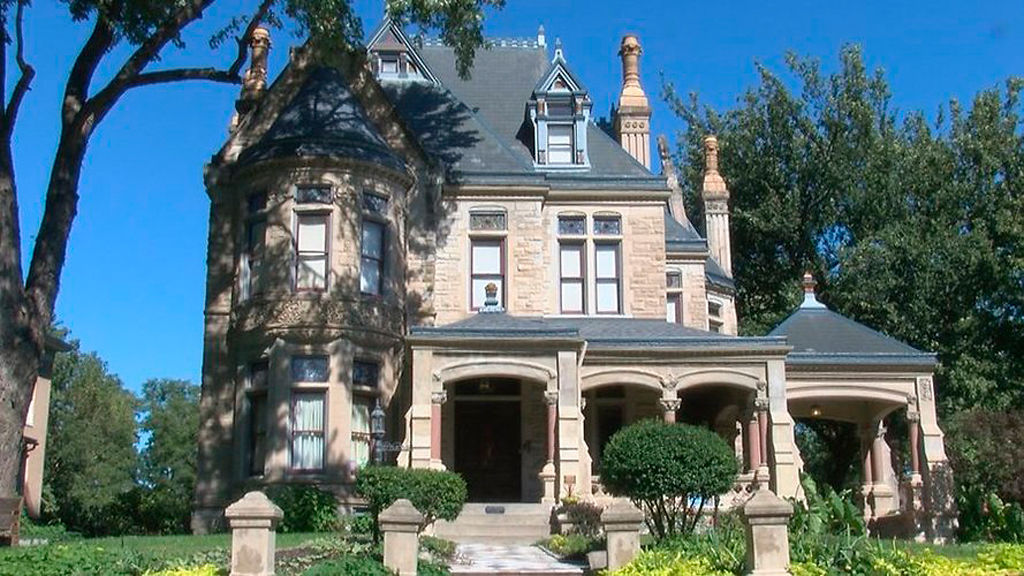 Looking for an Elizabethan experience? Try a Shakespearethemed bed and