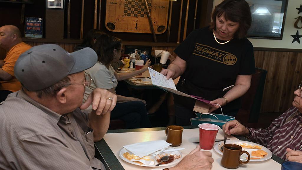 Waitress Celebrates 40 Years Of Serving Customers At The Midway Diner Local Columbiamissourian Com