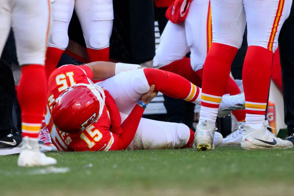 Mahomes is DOWN, but Here’s the SHOCKING Reason Why Chiefs Kingdom Says This Comeback is Guaranteed to ‘Hit Different’ – Family Stories