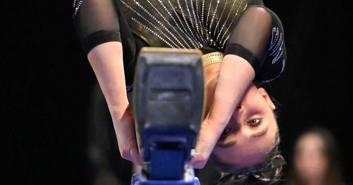 Addison Lawrence begins her beam routine | Sports | columbiamissourian.com