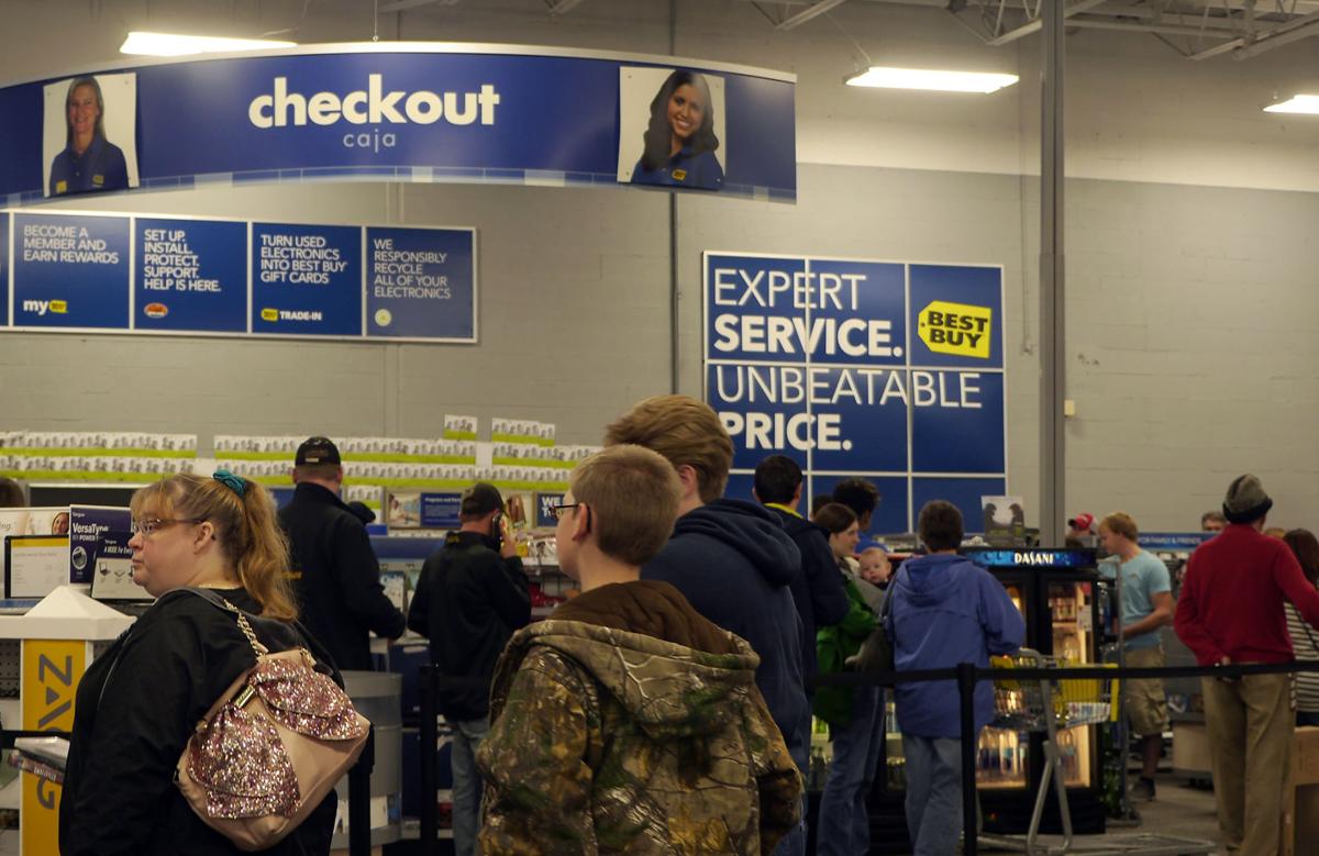 Black Friday In Columbia Draws Crowds Despite Early Openings On Thanksgiving Day Local Columbiamissourian Com