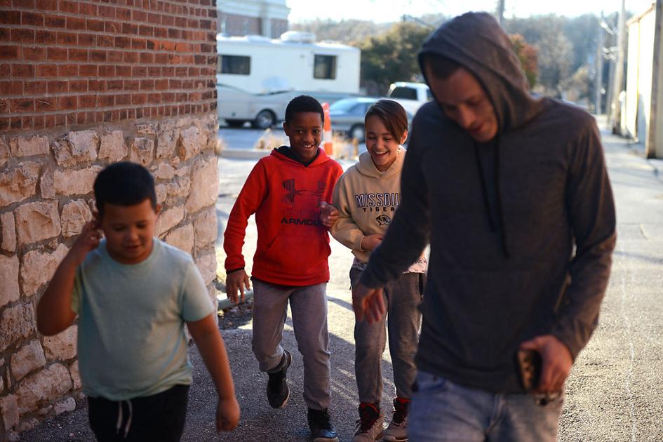 From Left Gavin Schoen 9 D Avion Jones 12 Trenton Schoen 12 And Devin Maupin Shoen S Father Walk To The Courthouse Photos Columbiamissourian Com