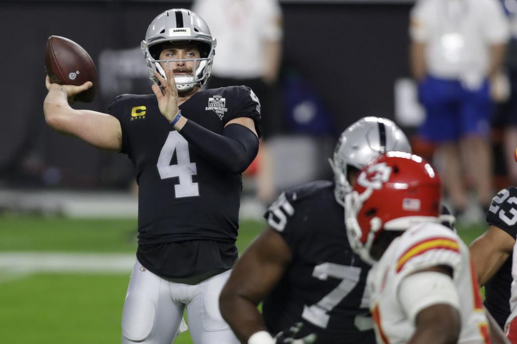 Mahomes hits Kelce in last minute, Chiefs edge Raiders 35-31