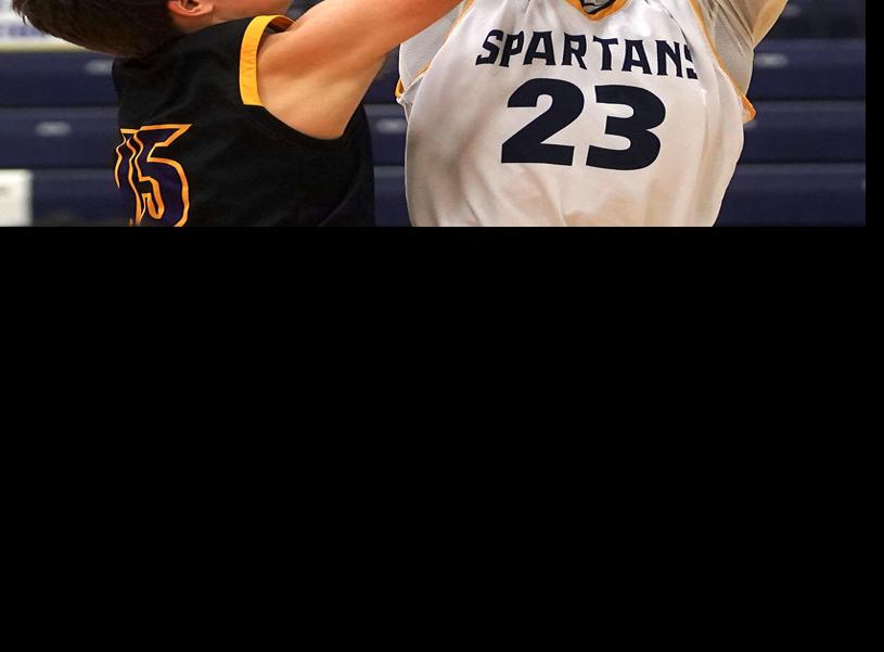 Battle S Isaiah Johnson Right Attempts To Shoot Over Hickman S Nate Wilson Photos Columbiamissourian Com