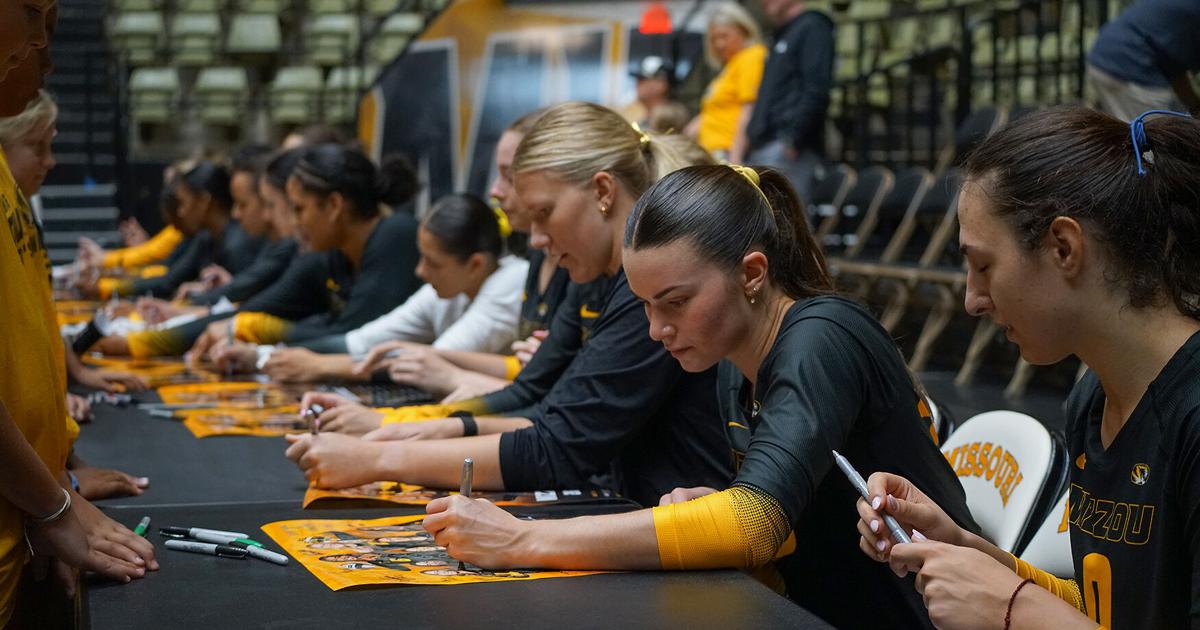 Grace O’Reilly (40) signs a poster during the team’s post-match