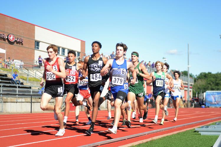 Rhodes Leonard runs at the front of the pack (copy)