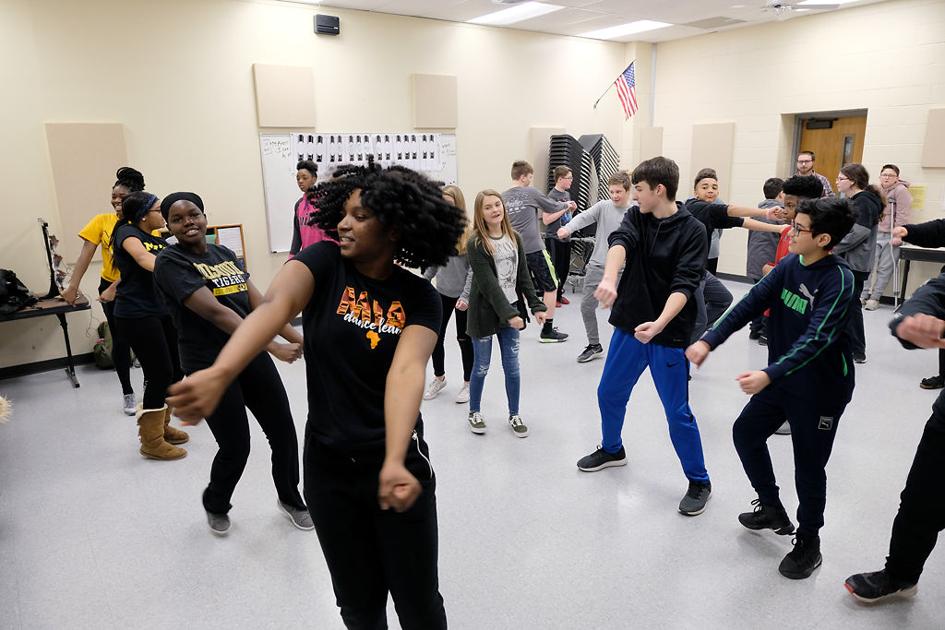 Students From The Mu African Graduate And Professional Student Association Teach African Dance Photos Columbiamissourian Com