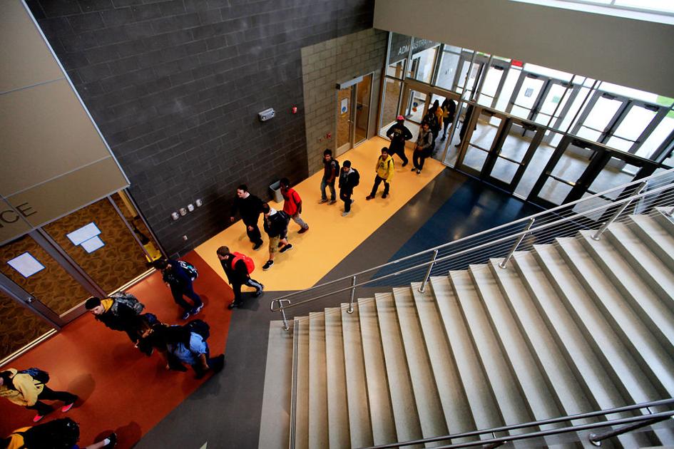 Future Battle High juniors explore school on first student tour News