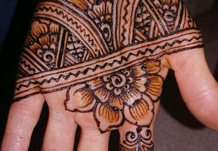 Columbia Artist Connects To Nature And Community Through Henna Tattoos Local Columbiamissourian Com