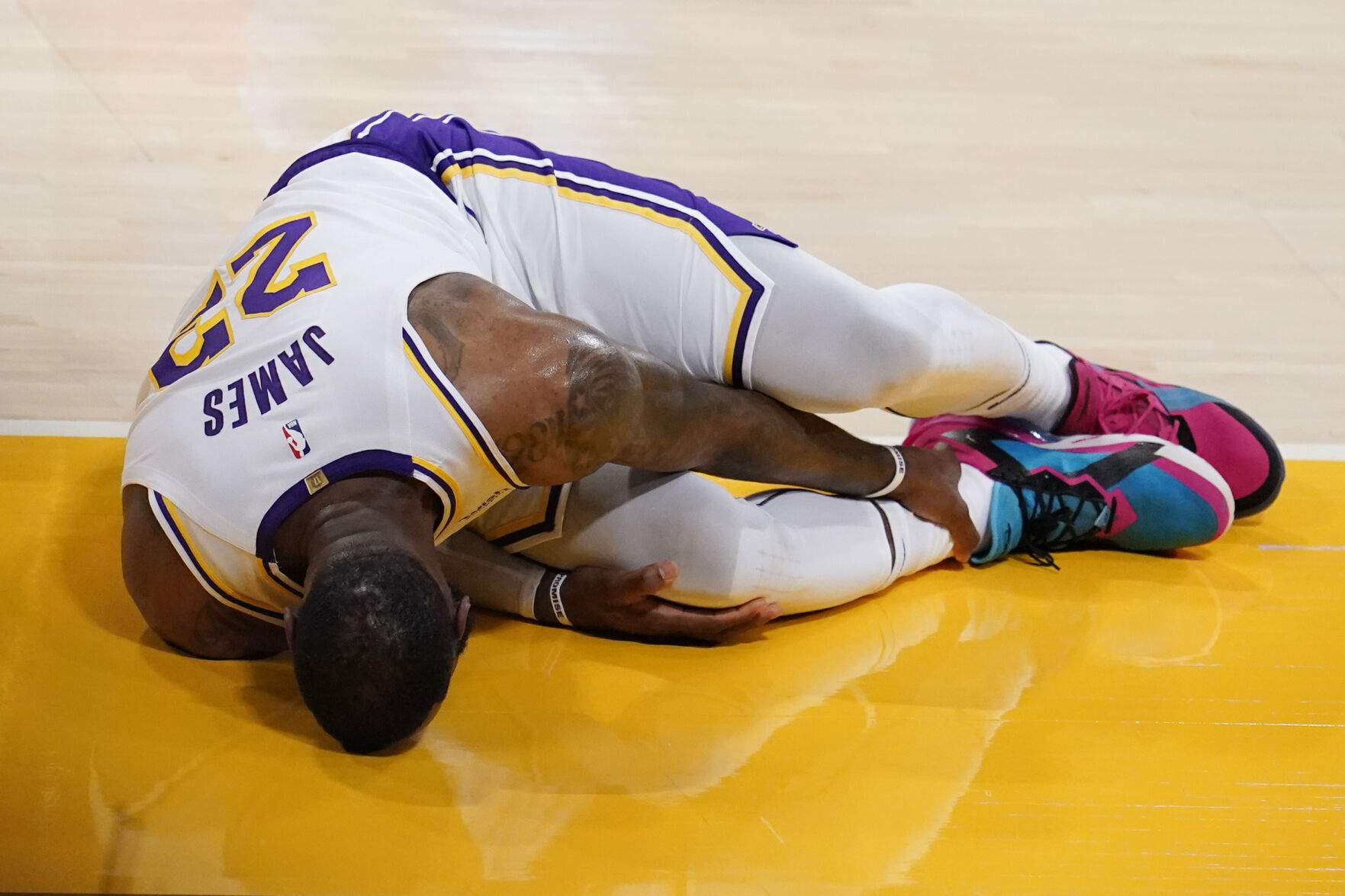 lebron james getting hurt