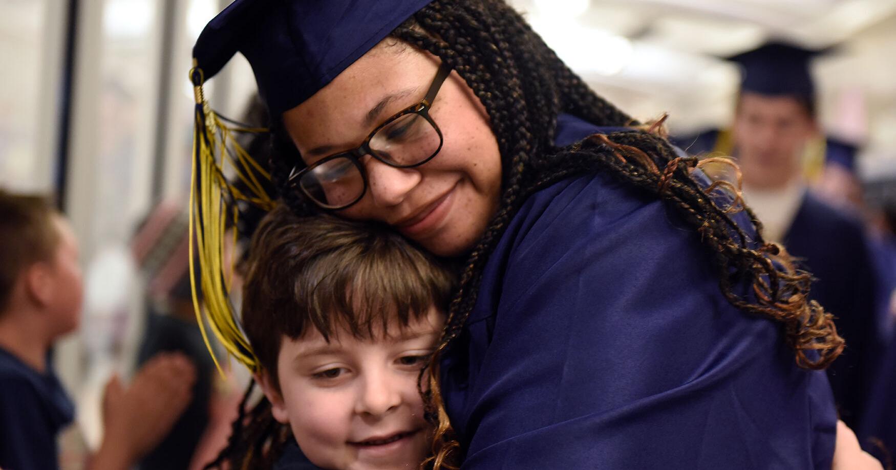 Elementary schoolers celebrate Battle High School seniors - Vimarsana News