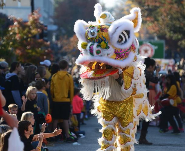 Alumni dress up, kids scramble for candy at MU Homecoming Parade | Local |  columbiamissourian.com