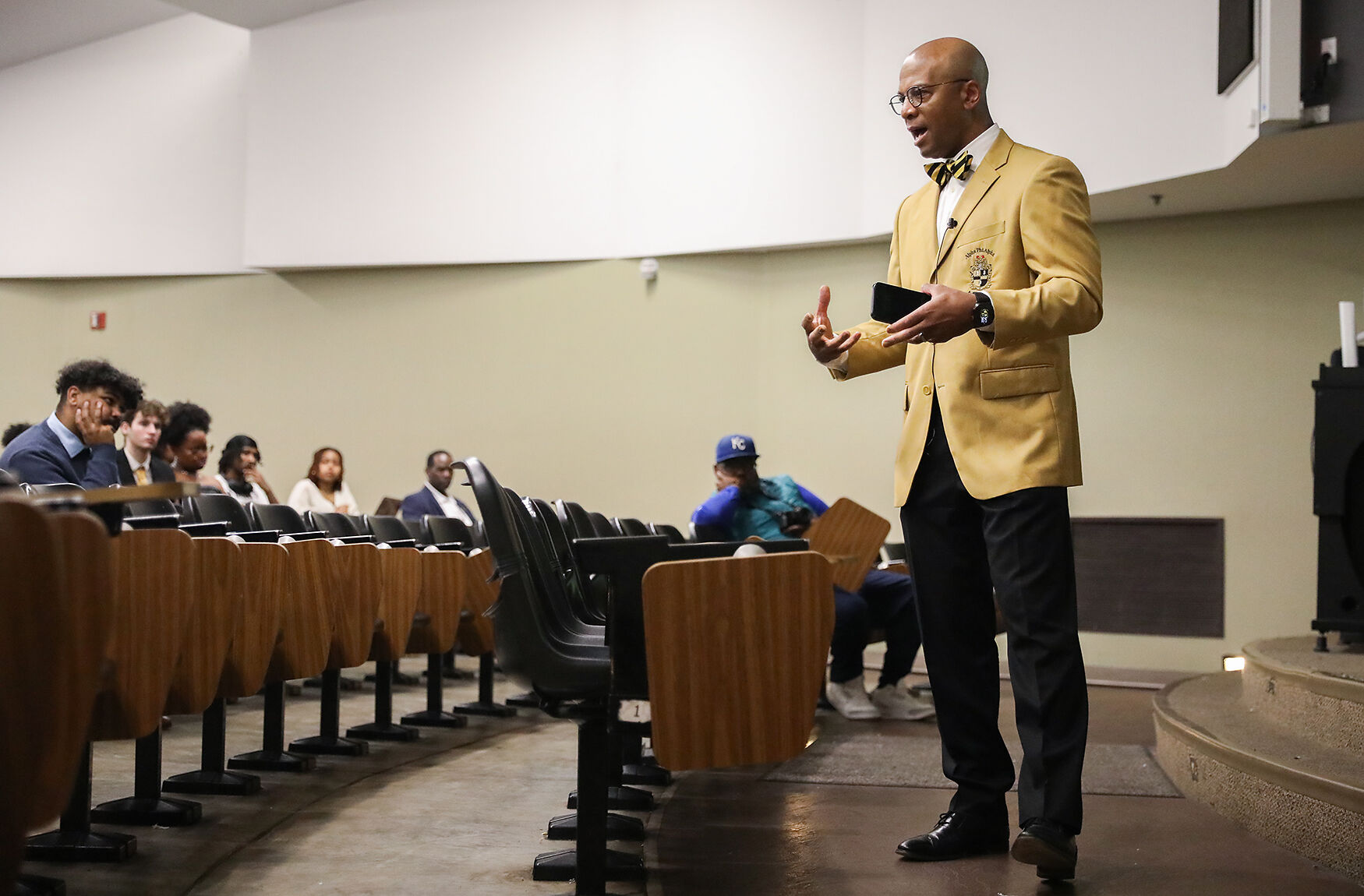 Alpha Phi Alpha hosts town hall meeting on community organizing