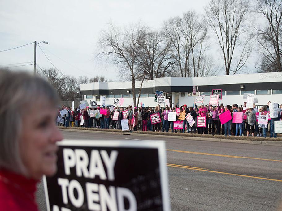 Defund Planned Parenthood Protest In Columbia Draws Supporters Opponents Local Columbiamissourian Com
