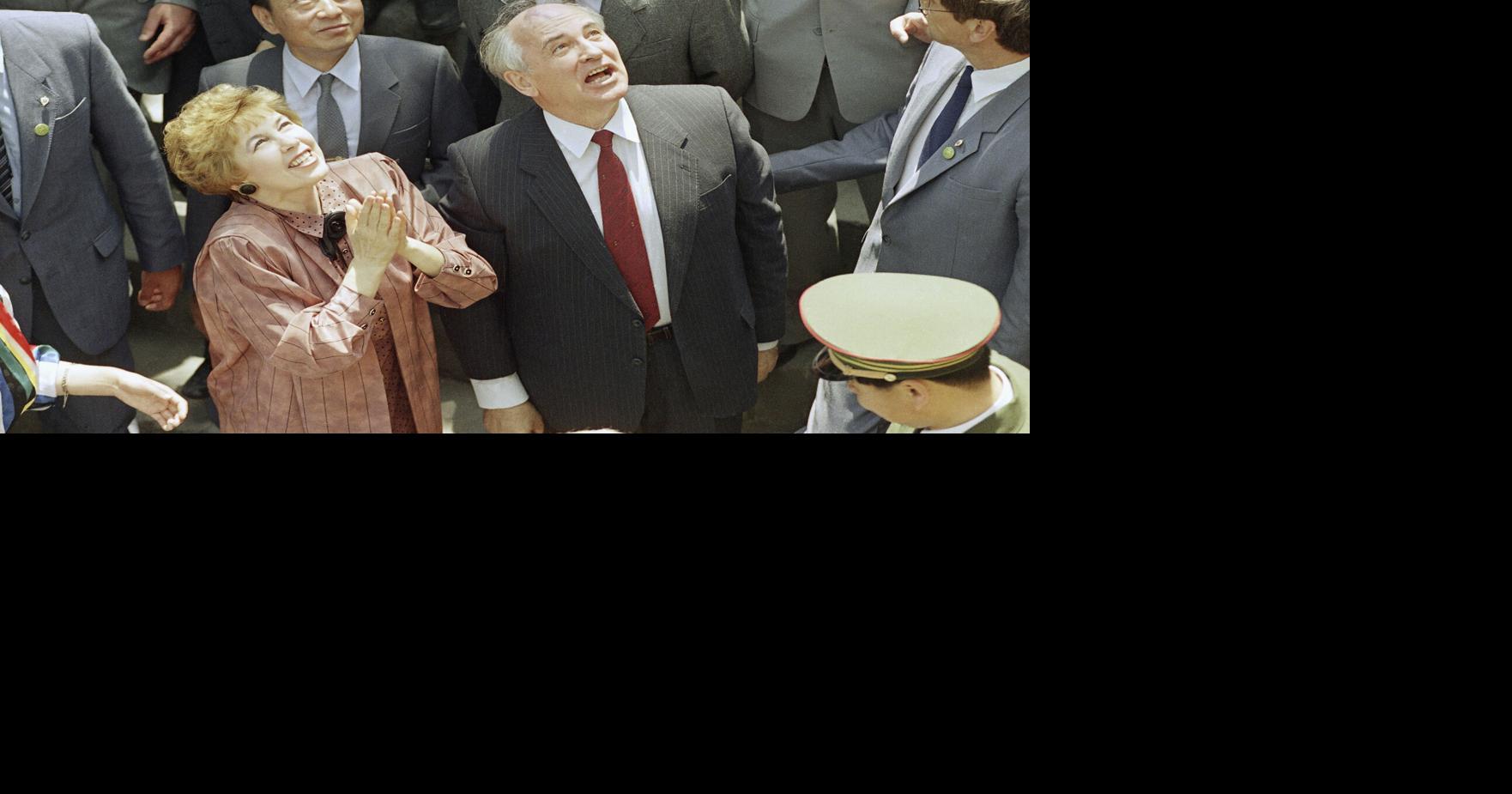 Soviet Leader Mikhail Gorbachev And His Wife Raisa React As They Tour Chinas News 