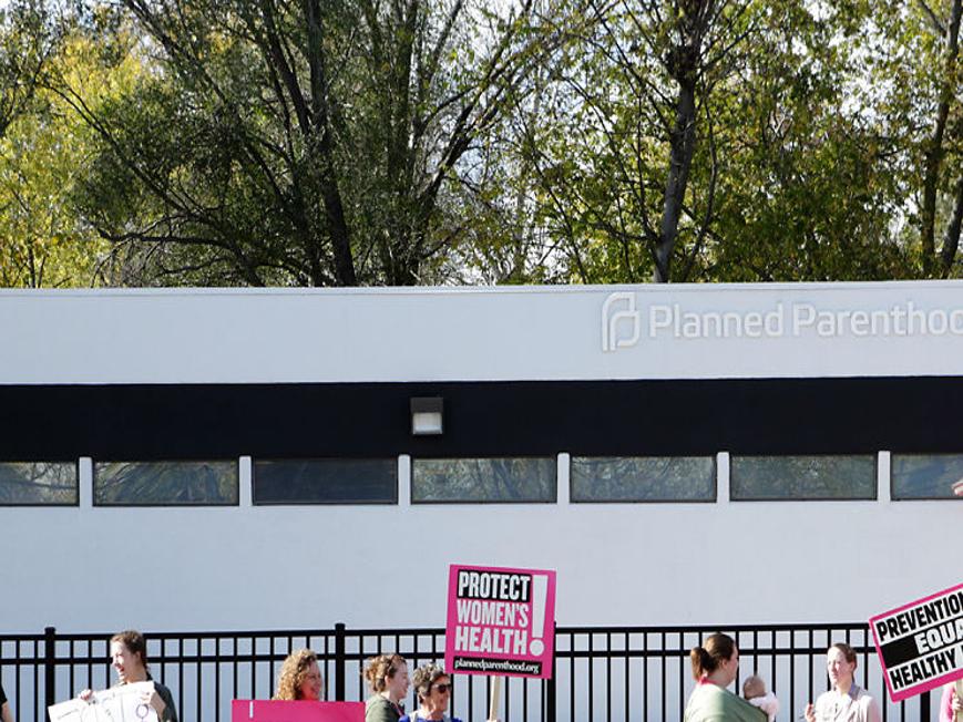 Planned Parenthood Holds Rally In Response To Presidential Election Local Columbiamissourian Com