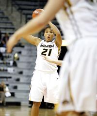 Three Point Shooting Propels Missouri Women S Basketball For Win