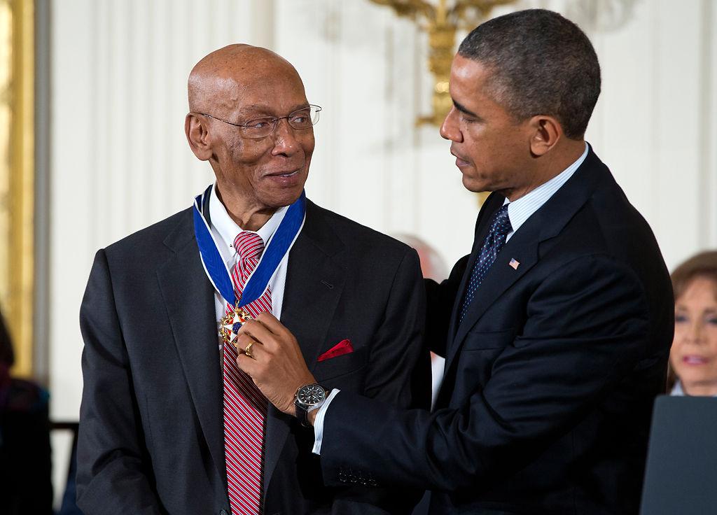 Chicago Cubs Hall of Famer Ernie Banks dies at 83