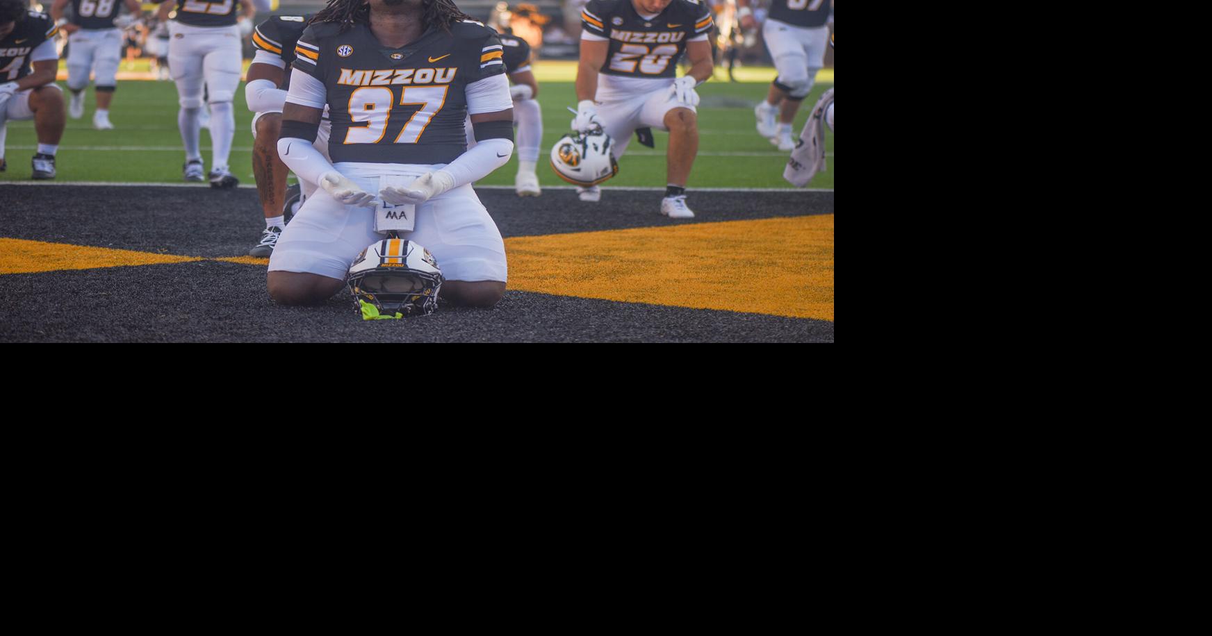 Defensive end Kelly earns game ball after mom's death in strong ...
