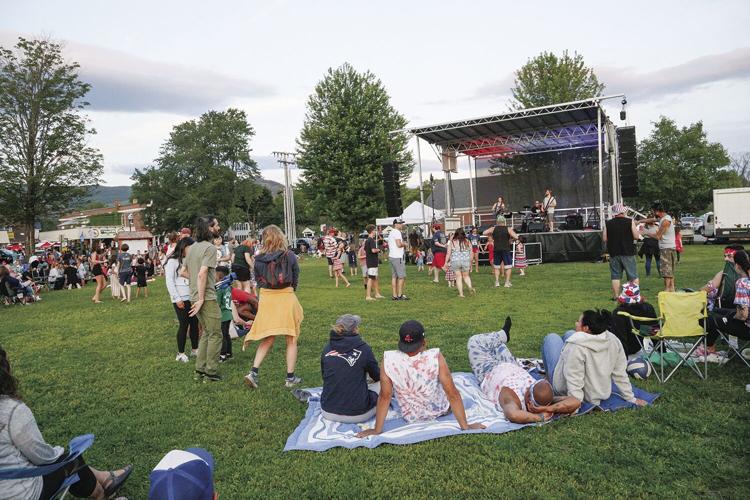 07-04-22 4th North Conway Fest stage wide