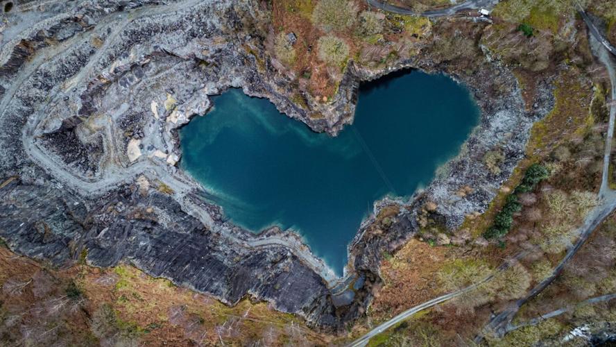 Romantic pictures show stunning heart-shaped lake in UK beaty spot