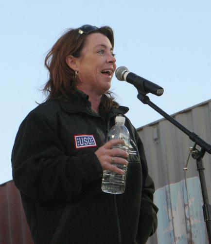 20081219-M-8990S-USO CONCERT-008