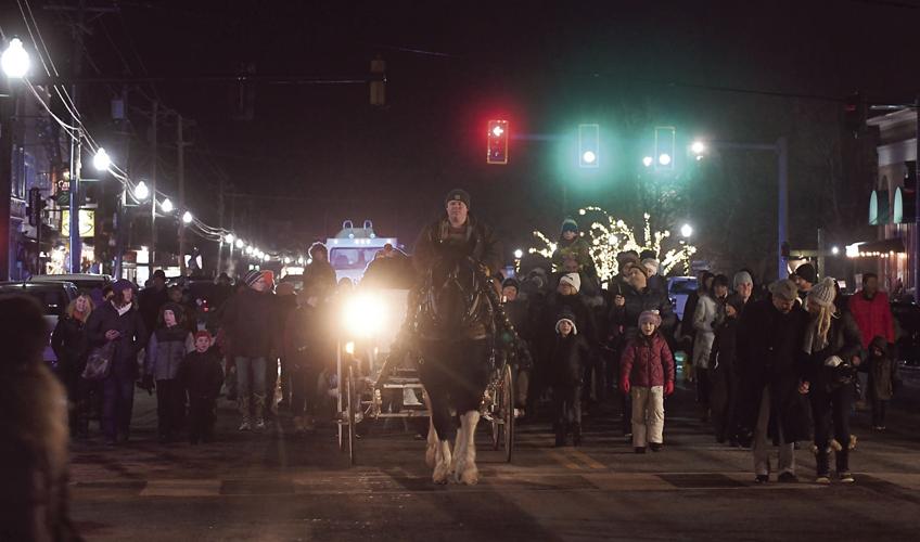 11-26-18 Santa in North Parade 1